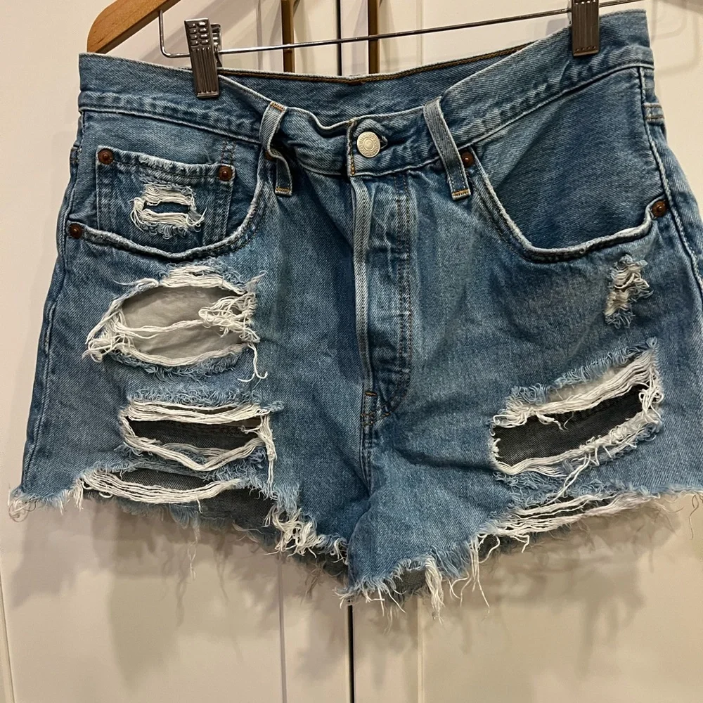 Levi’s 501 denim cutoff shorts size 30 waist - Picture 3 of 16